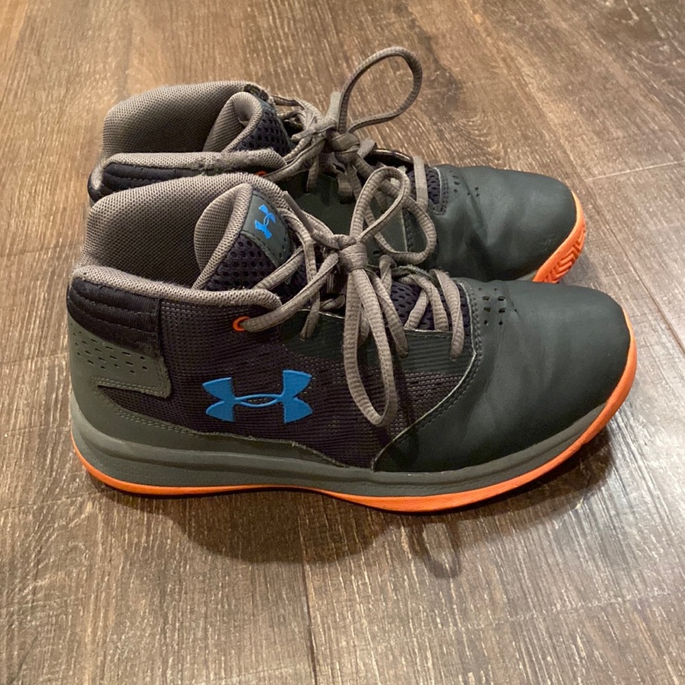 Boys Under Armour Size 3y Clean Basketball Shoes -little wear